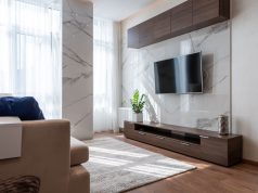 Jak drewniana szafka RTV wpływa na wygląd i funkcjonalność strefy telewizyjnej?